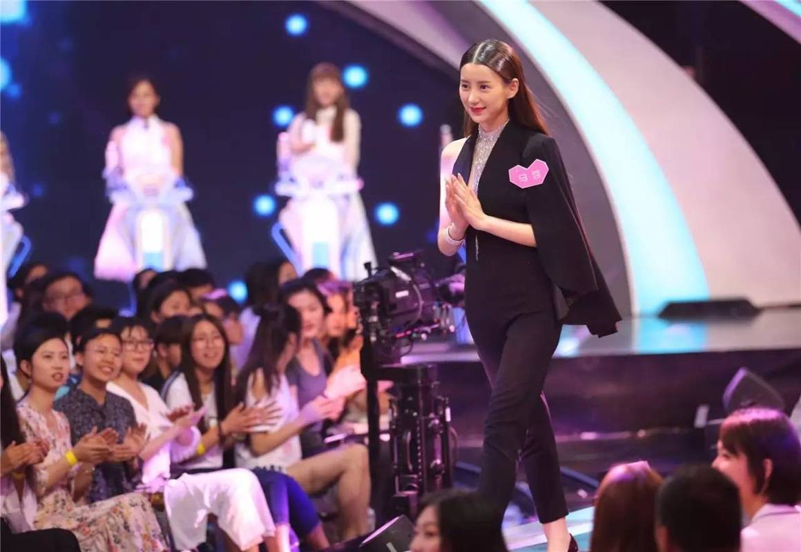非诚勿扰抱走女导演的最近怎么样?(非诚勿扰女导演)