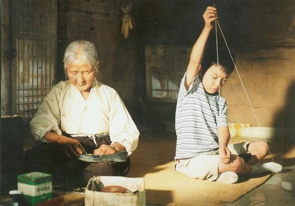 韩国电影一个女的被杀埋在雪堆里绑的鱼钩结连环杀人案是什么电影？(女导演连环杀人案)