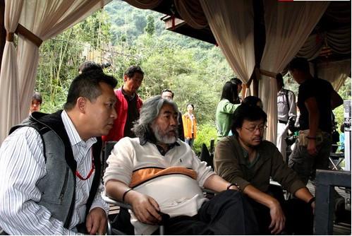 在一个摄制剧组中，导演、副导演，监制，制片人的职责分别是什么呢？请详细点回答？(创意导演组合包 3)