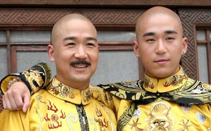 张默在康熙微服私访记扮演的谁？(小爸爸导演)