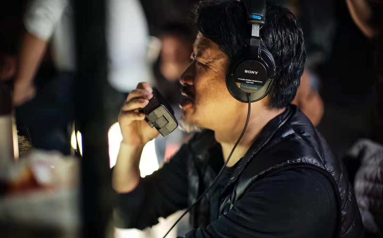 戏曲里的导演和艺术总监有什么不同，他们各自做什么样的工作？(中国好歌曲导演是谁)