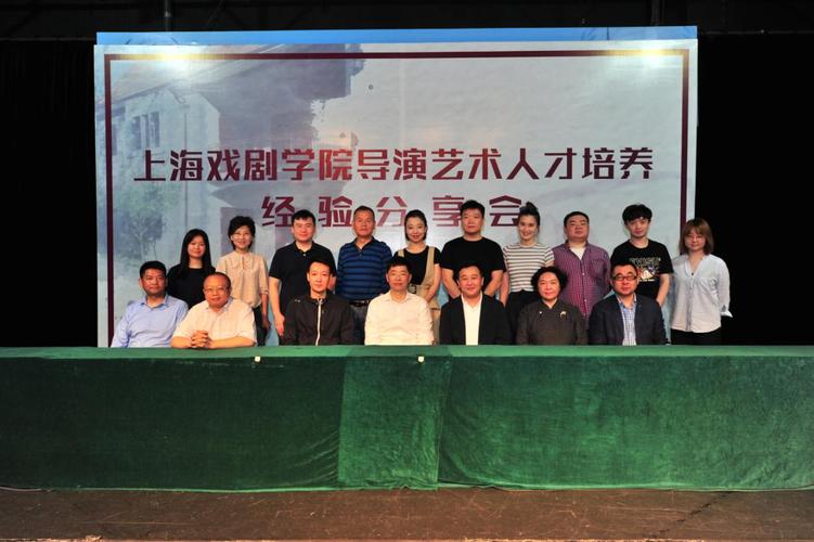 戏曲里的导演和艺术总监有什么不同，他们各自做什么样的工作？(中国好歌曲导演是谁)