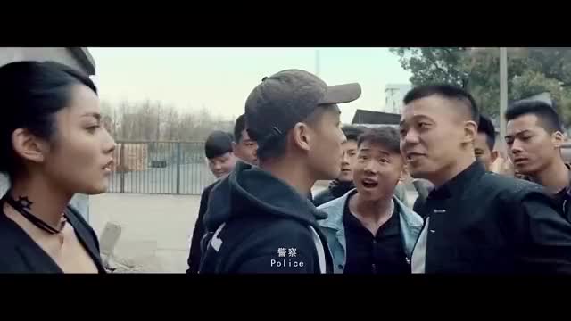 上百混混围攻新来警察的是什么电影？(春节晚会导演遭围攻)