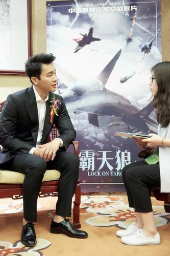 有没有适合大学生看的电影、电视剧、书籍，请推荐几部？(李晨导演霸天狼上映)