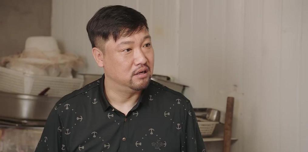 乡村爱情里高招扮演者?(乡村爱情导演孟令宇)