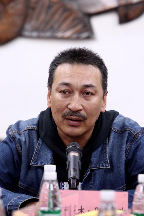 决战狂沙镇导演?(导演严高山资料)