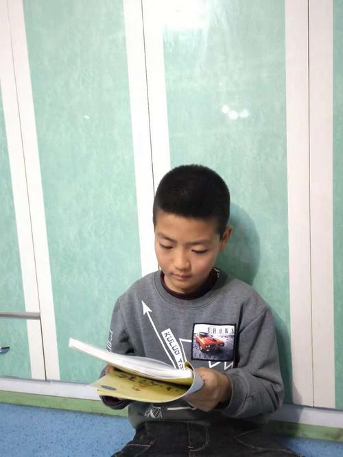 哪些名人读书时期成绩很差?(小屁孩总动员导演是谁)