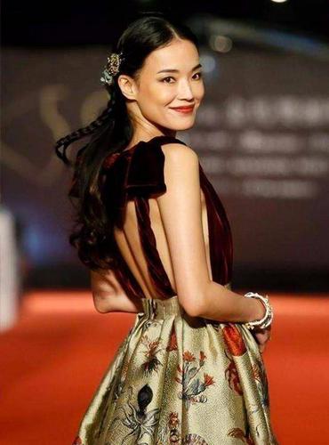 最好的时光里舒淇脖子上的伤疤是怎么了?(模特遭导演脱光衣服视频)