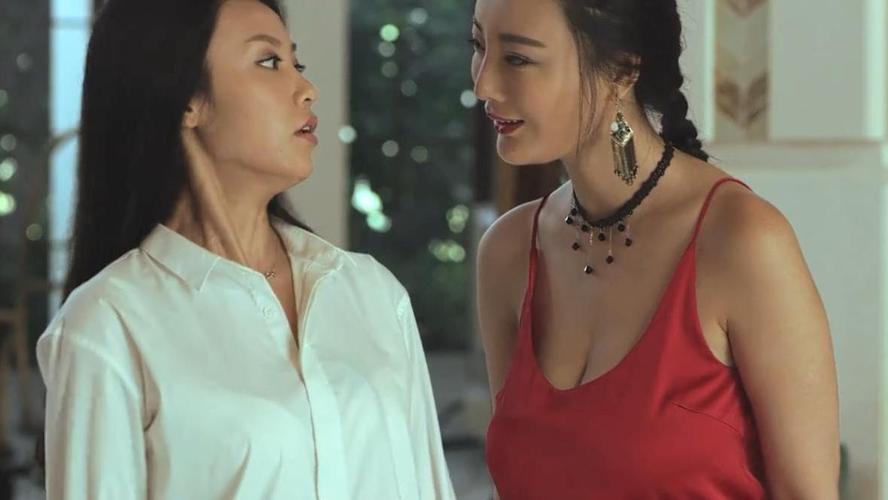 泰国电影老师和同学喝酒弄湿衣服换衣服的叫什么名字？(王李丹妮让导演睡过吗)