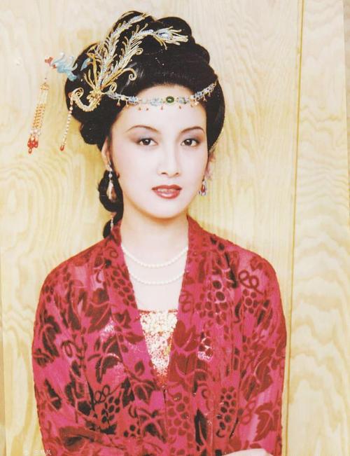 87红楼梦王熙凤对象扮演者？(红楼梦张国立副导演)
