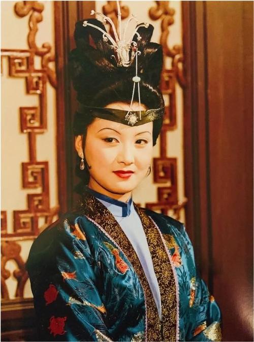 87红楼梦王熙凤对象扮演者?(红楼梦张国立副导演)