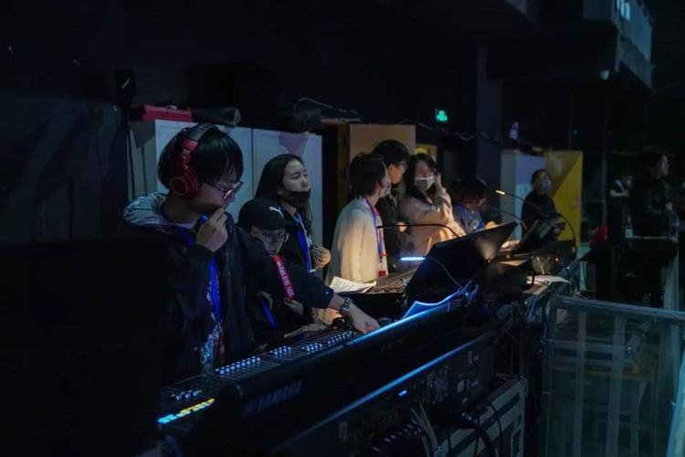 你是彼方导演?(你y居然是动画片导演)