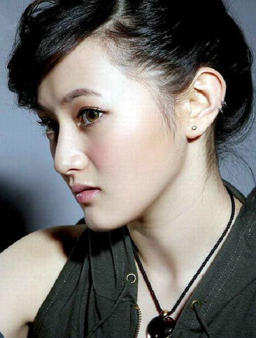火线三兄弟里面的桃子是谁扮演的?(周敏 导演 女)