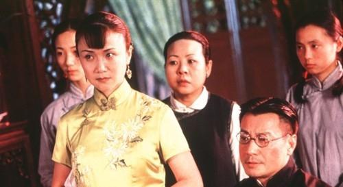 电影庭院里的女人少爷的扮演者叫什么？(香港导演严浩太太)