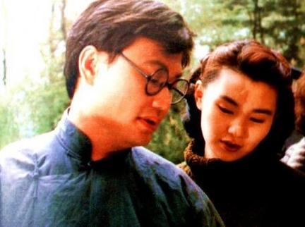 电影庭院里的女人少爷的扮演者叫什么?(香港导演严浩太太)
