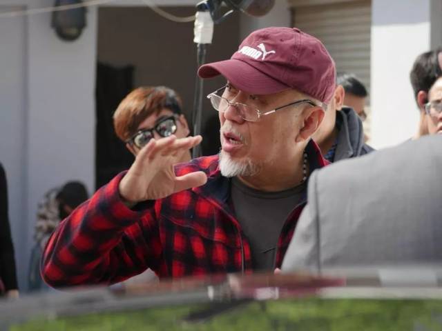 拍电影时导演喊什么?(导演在片场看的什么)