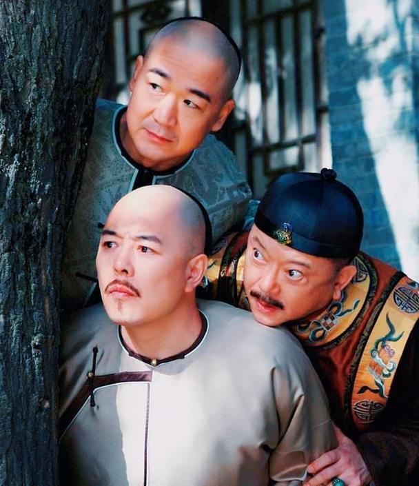铁齿铜牙纪晓岚里面的导演是谁？(电影纪晓岚导演)