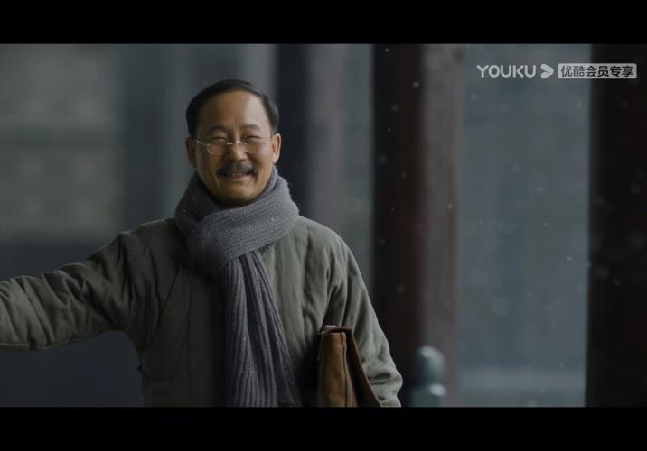 觉醒年代旁白谁说的？(张永新导演那里人)