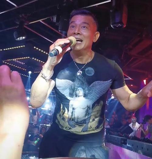 吴毅将唱歌和酒吧老板挣女人之什么电影？(女友和导演的微电影有哪些)