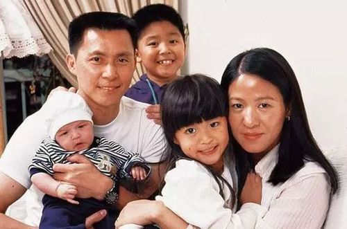 古惑仔3只手遮天里那个陈耀是什么人?看似挺有权利的?(八叔导演)