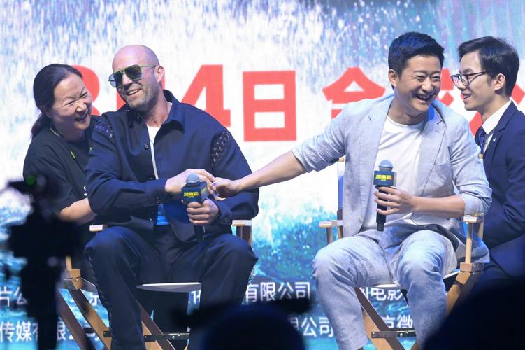 巨齿鲨是吴京导演的吗？(大导演叫板吴京)