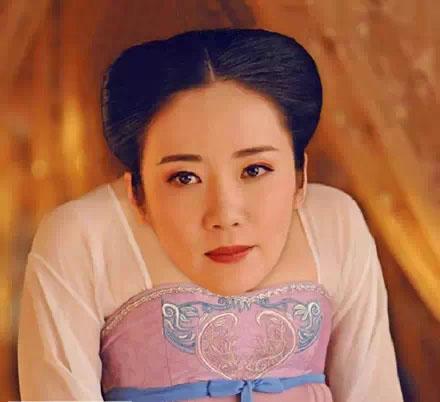 电视剧被剪胸是什么意思？(导演骗美女漏3点)