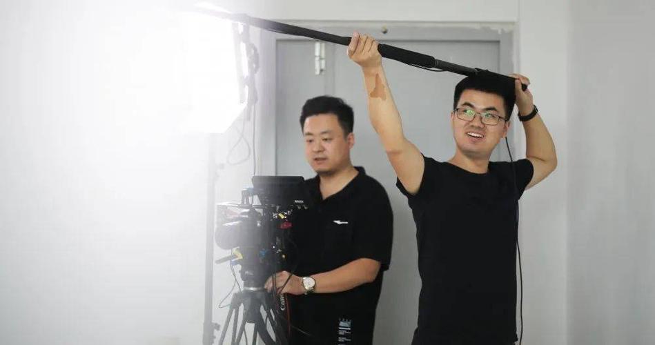 想去学做,灯光师,需要先了解的资料?(导演如何选择摄像师)