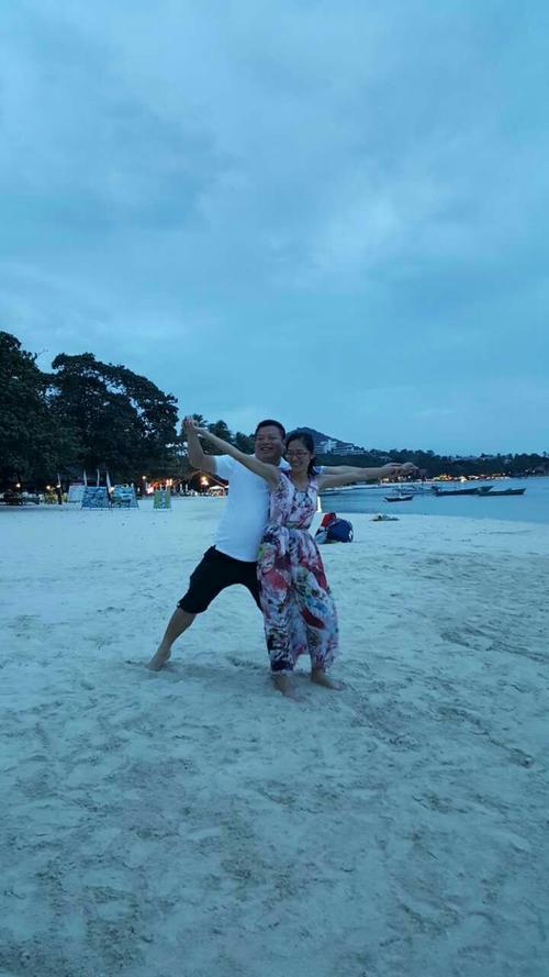 海边探戈导演是谁?(女明星与导演在沙滩)