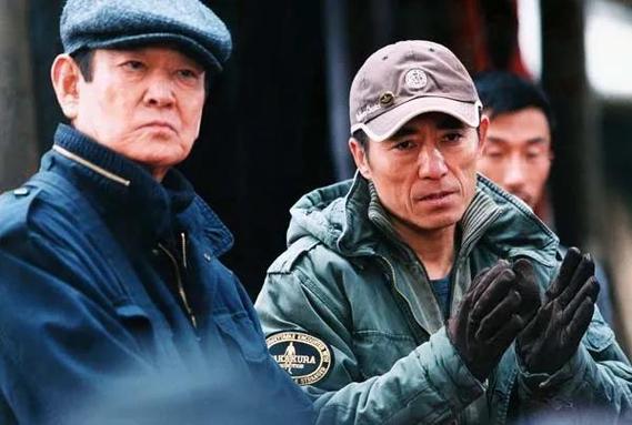 张艺谋导演的第一部电影？(张艺谋导演之路)