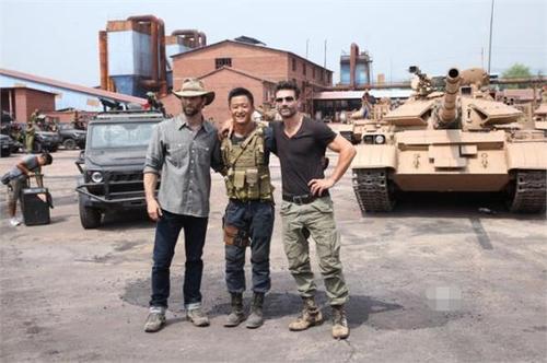 《战狼》里吴京最后和那个外国雇佣兵搏斗的时候用的那把是什么刀？(专访 战争片 导演)