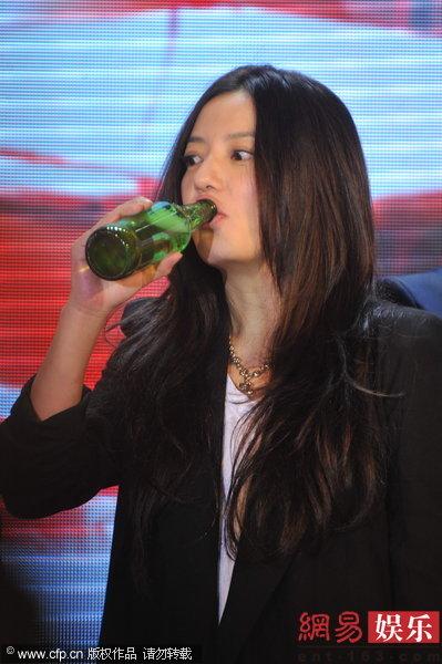 啤酒瓶上插钱让女的喝完拿走什么电影?(导演 插 奶)