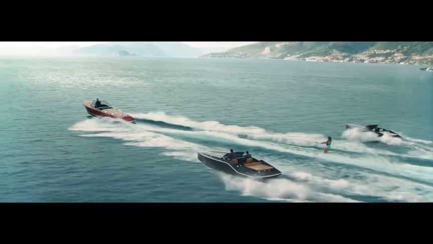 007哪一部开快艇走沼泽？(迈克尔 艾普特 导演)