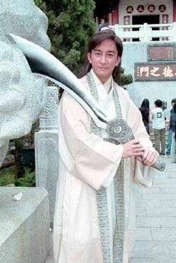 吴启华版倚天屠龙记第一集开始那个拿着屠龙刀的人是谁,也就是整个这部电视剧第一个出场的人哪个人物?(屠龙刀吴启华版导演)