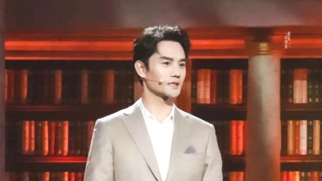 朗读者导演对王凯评价？(专访导演问的问题)