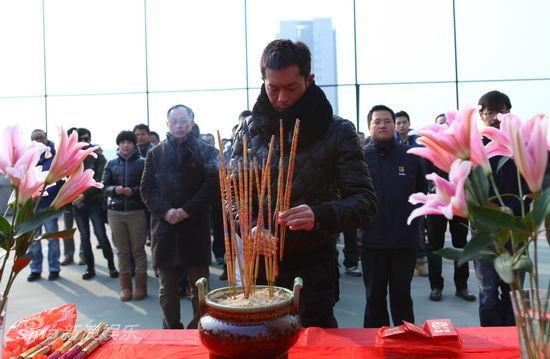 为什么演神话戏都要先烧香祭拜?(导演拍戏前上香)