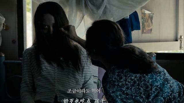 有一部电影两个女的去一个基地救人,但是必须有一个摁住开门的按钮,然后这个女的不能动就被人叉叉了,求?
