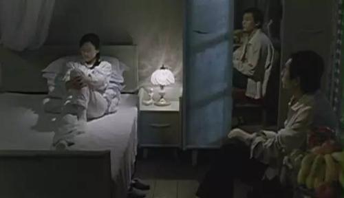 有一部电影两个女的去一个基地救人,但是必须有一个摁住开门的按钮,然后这个女的不能动就被人叉叉了,求?