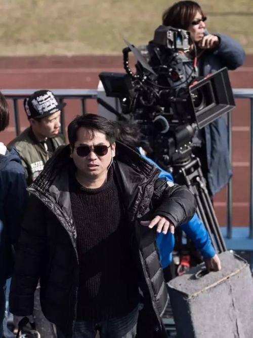拍一部戏，应该是导演给演员钱还是演员给导演钱？