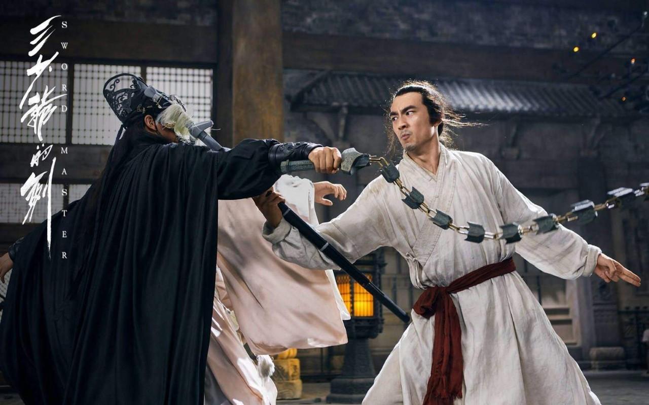 求一部老武侠电影，比武双方都用一把一模一样的宝刀，其中一人叫铁匠把？
