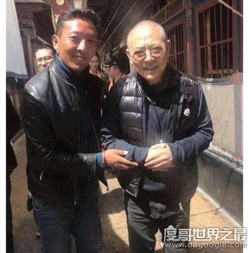 李连杰在外国拍的电影，他好像是黑帮老大，他最后被两个老外打的钢筋穿胸，然后三人掉到水池里，最后那个？