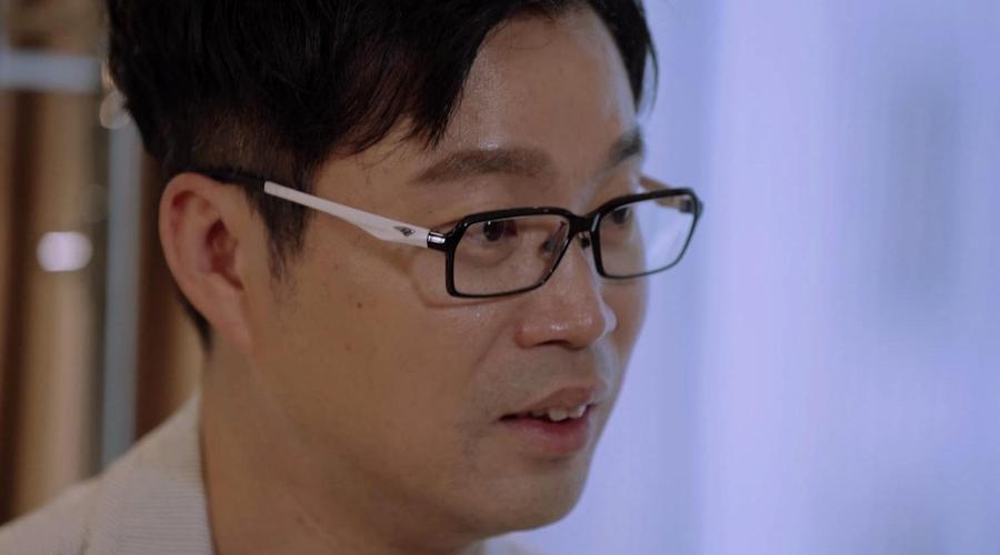 疯狂的石头眼镜男真名?