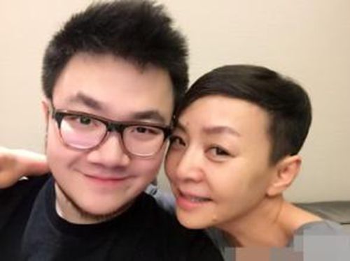 宋丹丹儿子巴图打过冰球吗?