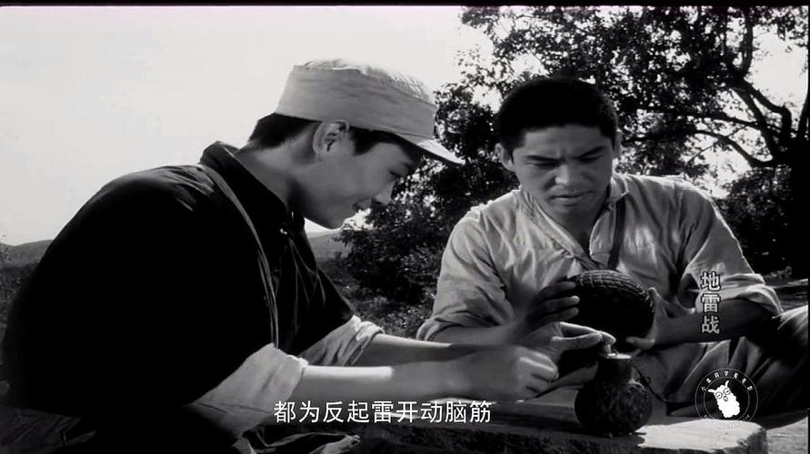 有一部老电影，主角穿越到古代，还带着机关枪。好像在城门上扫射敌军。跪求电影名？电影红高粱由谁制作？ 