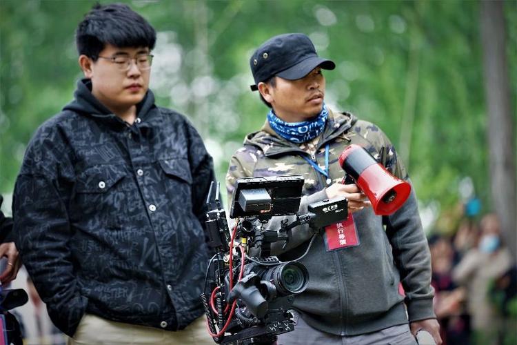 中国老导演排名前十的是谁?导演在剧组具体干什么?