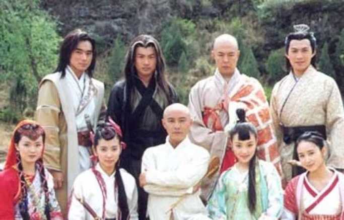 少年张三丰先拍的还是倚天屠龙记？少年张三丰，张卫健主演的，里面有龟蛇大战的镜头这是什么电视剧？ 