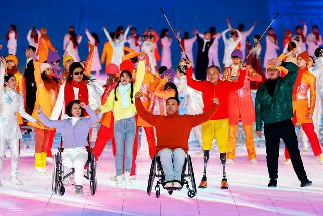 2008年残奥会开幕式的导演？有一部电影忘记名字了，故事大致讲的是一群差生去读大学，去了之后才发现不是真正的大学。老师也是临时的？ 