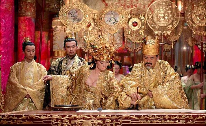 满城尽带黄金甲导演叫什么？满城尽带黄金甲里沈腾演什么？ 