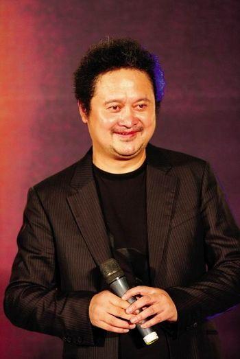 张元今年几岁?影片活着有几个版本呀?好多年前看过,隐隐约约记得是张元导演的?