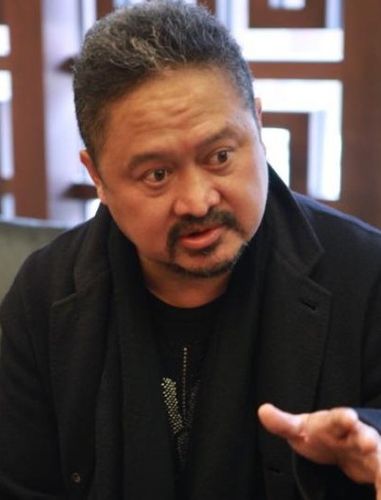 张元今年几岁?影片活着有几个版本呀?好多年前看过,隐隐约约记得是张元导演的?