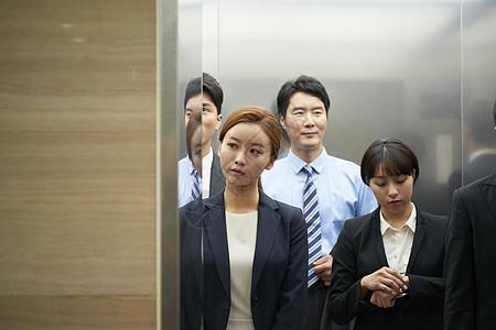 长夏未央上映了吗?求一部电影,好像是日本的。大概剧情是女主角是个白领,乘电梯层数高了,就会出现幻觉?